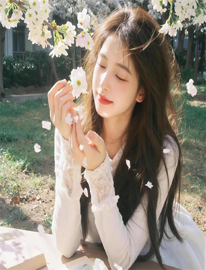 深度探索：《与众不同的她》的艺术魅力与文化价值——一次全面的艺术分析